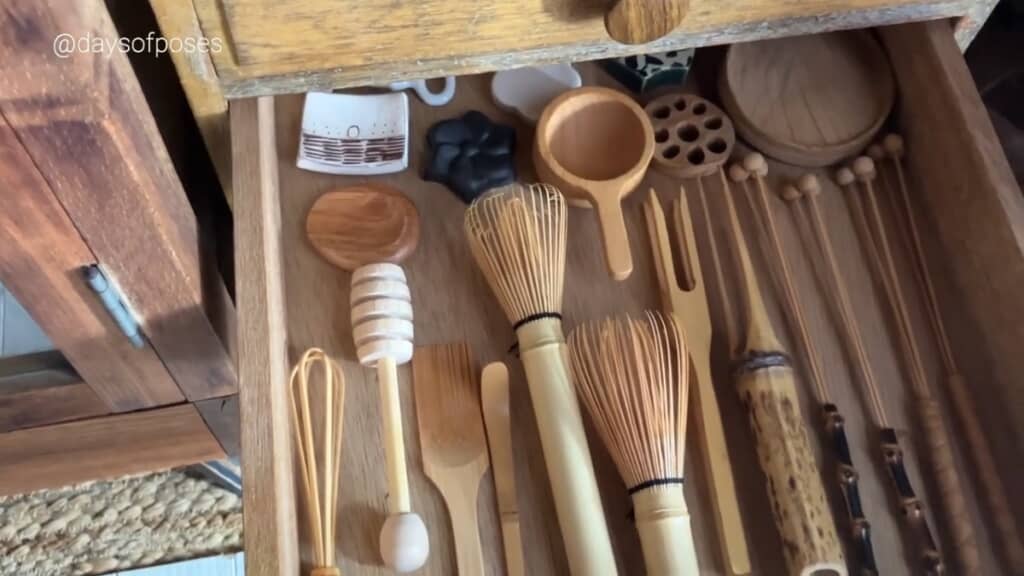 引き出しには茶道具がいっぱい入っていました
