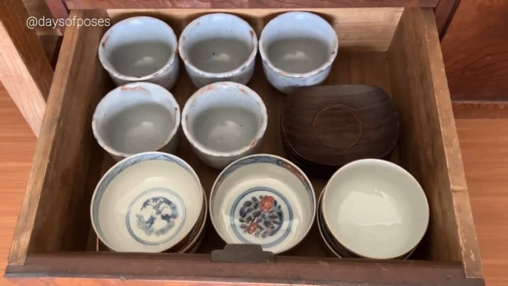 古いものだと思われる、茶碗と茶たく