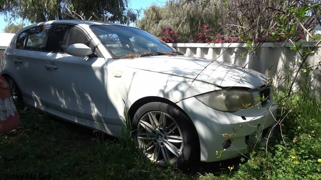 長年放置されていたらしいBMW