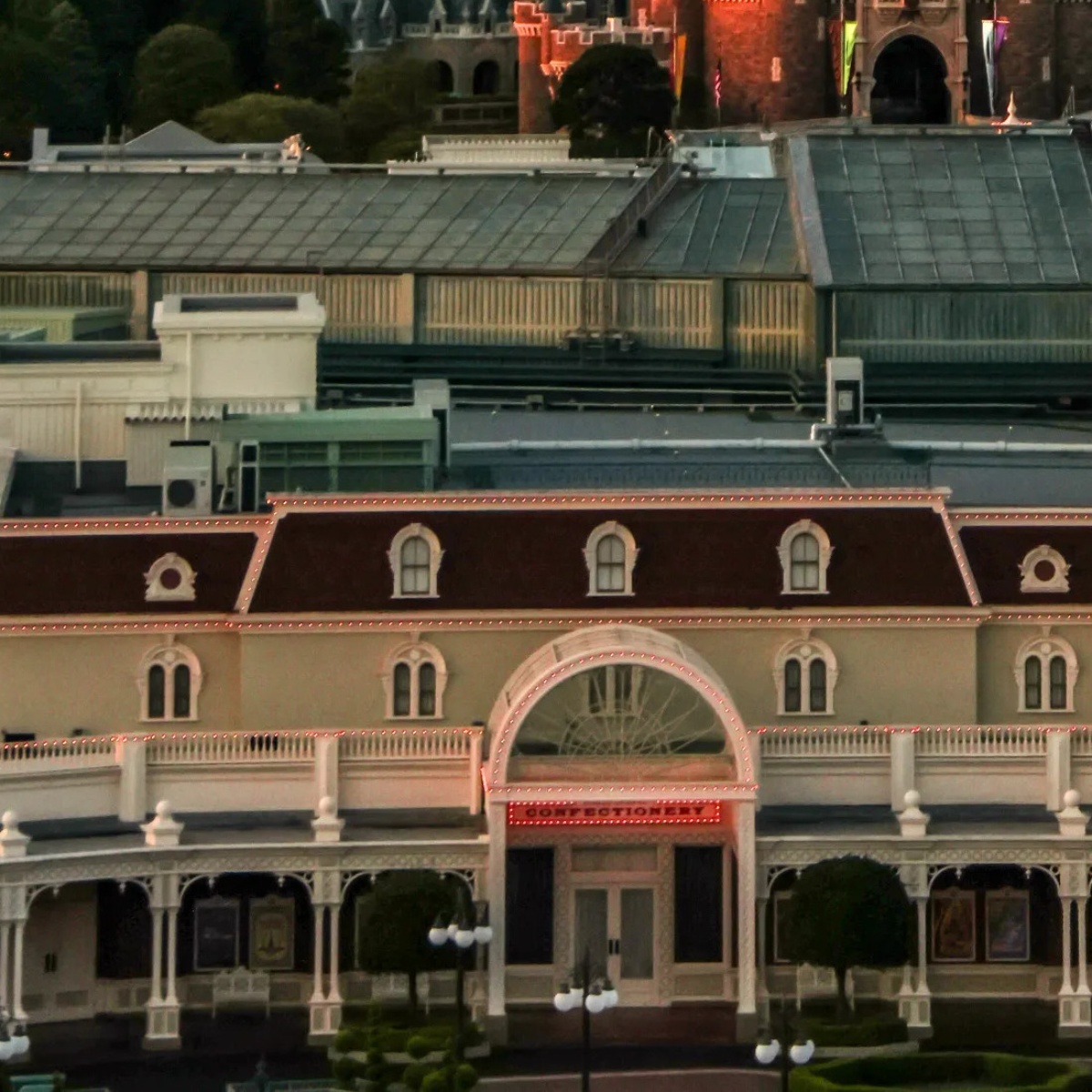 東京ディズニーランドホテルの9階に宿泊するも……「後悔が半端ない」　驚きの光景に「超特等席じゃないですか！」「もう他のホテルとまれない」（1/3） | ディズニー ねとらぼ