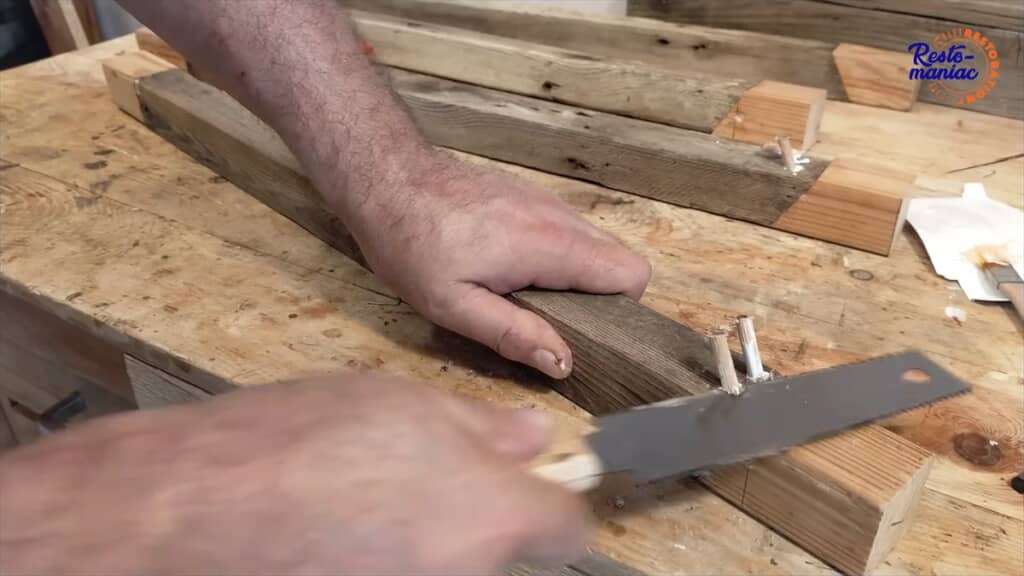 ボロボロすぎる机を修復するDIY