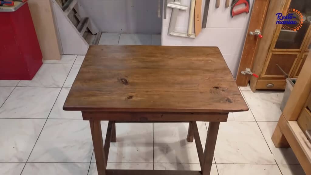 ボロボロすぎる机を修復するDIY