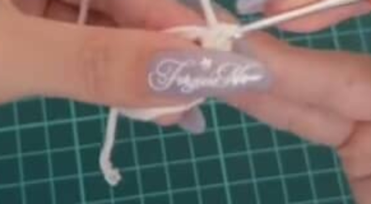 白い毛糸1玉を編んでいくと……　完成した“モフモフ”の生き物に「天才です」「かわいい〜〜」の声（1/3） | 編み物 ねとらぼ
