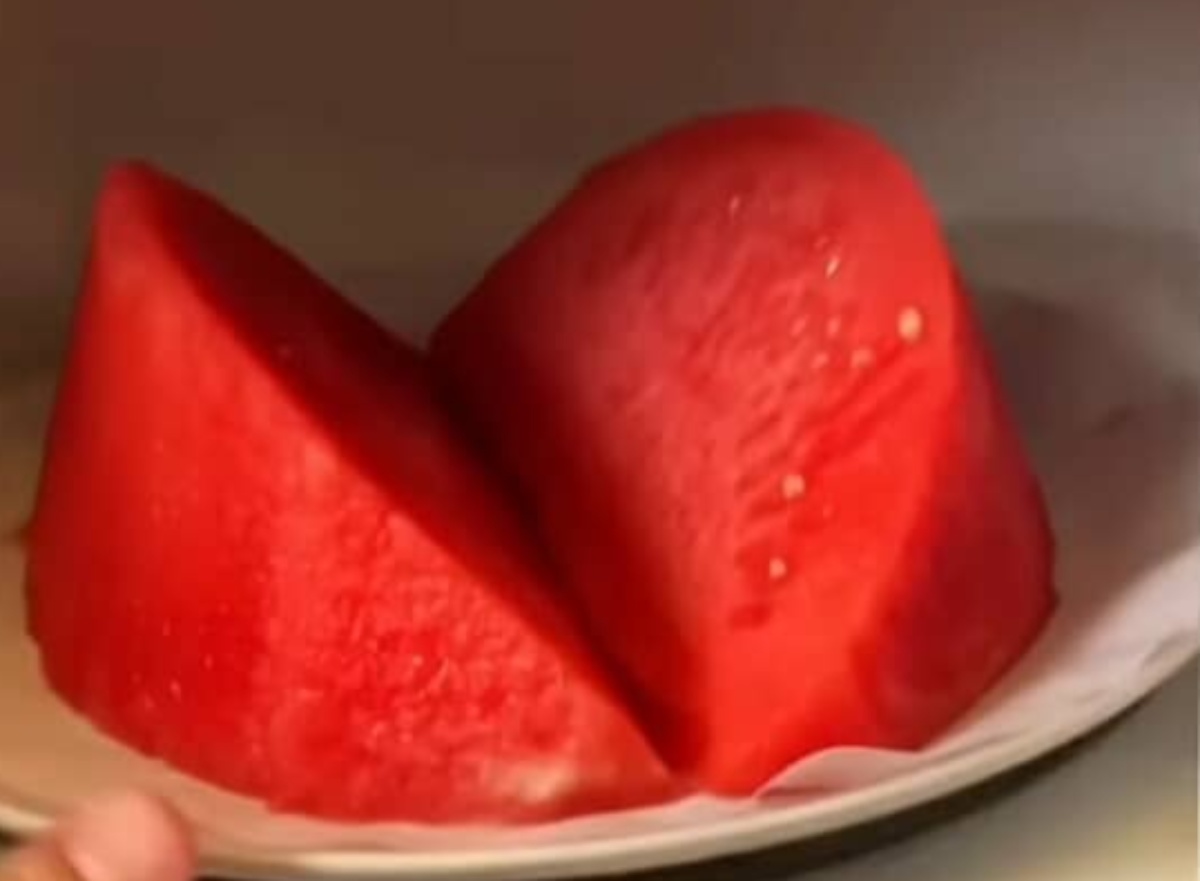 スイカを切って、電子レンジで加熱すると……「わあ！」　思わず二度見の光景に「試してみてもいい」【海外】（1/2） | グルメ ねとらぼ