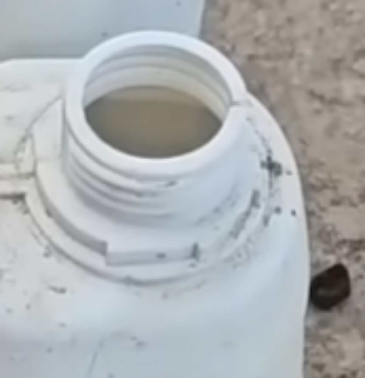 灯油タンクをカットして、注ぎ口にペットボトルを差し込んだら…… 驚きの光景が「わあ、すごく簡単」「試してみる価値あり」と771万再生【海外】(1/2) | IT・科学 ねとらぼ