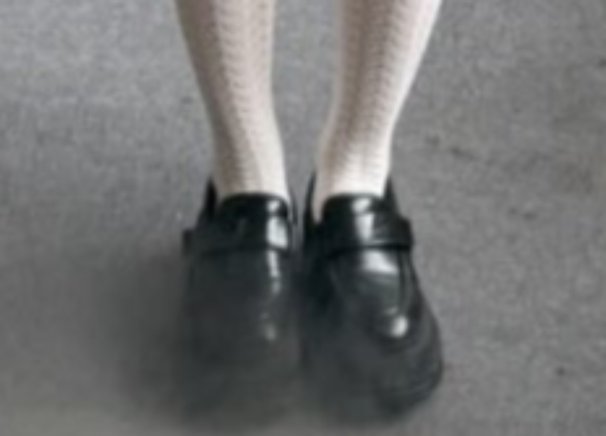 娘の学校で“赤”のドレスコード→ママが急いで編んだのは…… 圧巻のコーディネートに「反り具合が完ぺき」「フリーハンドでこんな風に作れるの」(1/3) | 編み物 ねとらぼ