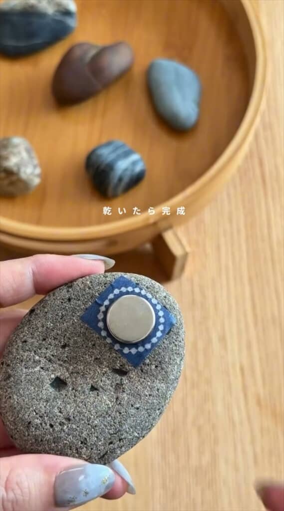 拾ってきた小石で作れるオシャレなマグネットボード