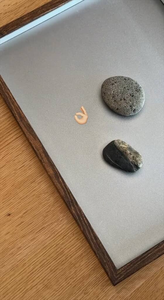 拾ってきた小石で作れるオシャレなマグネットボード