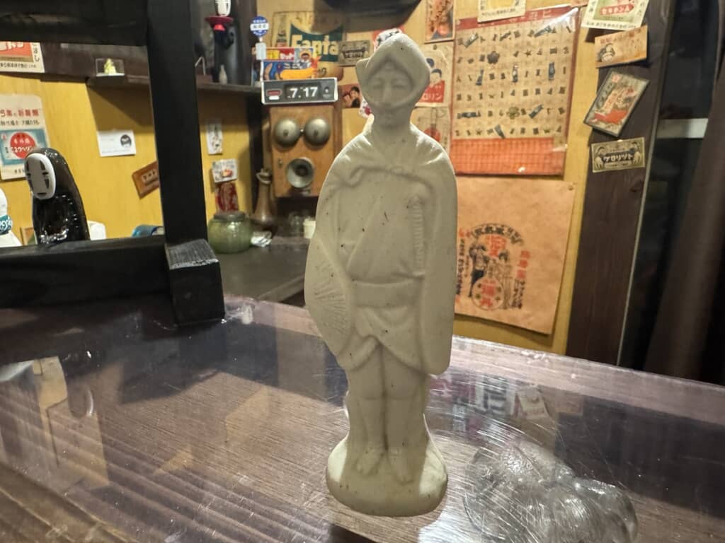 射的で使われていた「次郎長の人形」と思われる物体