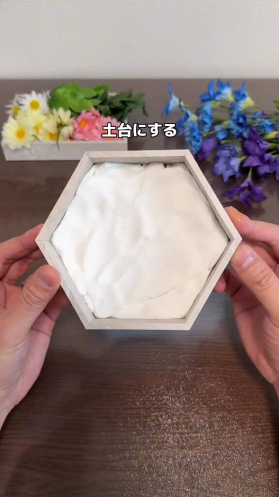 小さめの箱の中に紙ねんどを詰めました