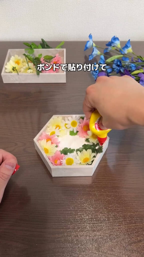 造花で土台を装飾していきました