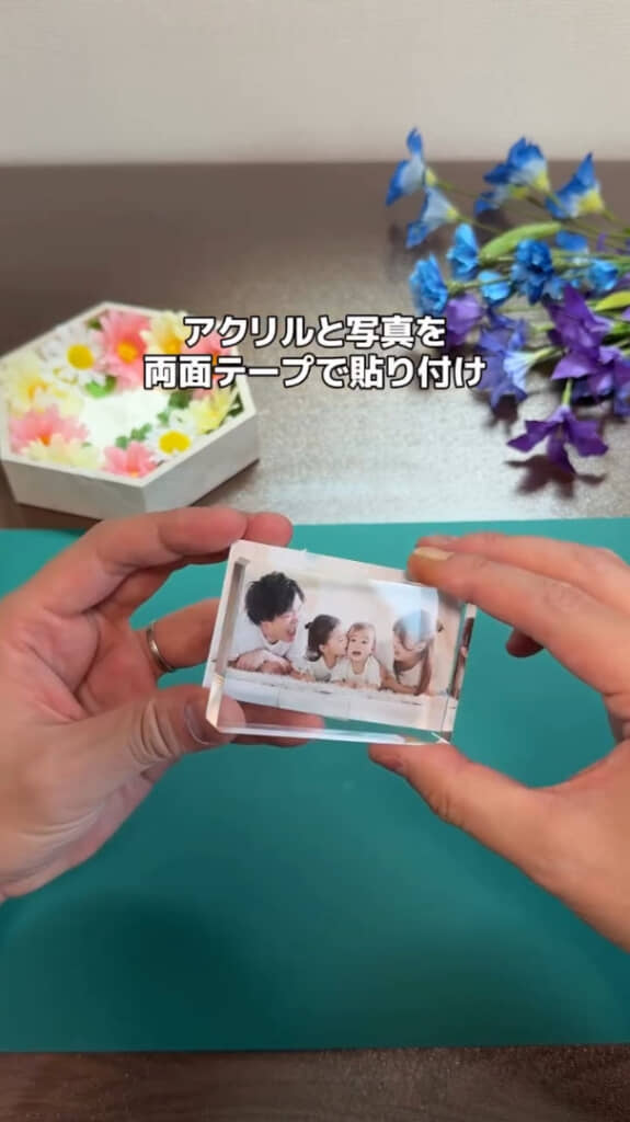 アクリルブロックに合わせてカットした写真で“フォトプレート”を作製
