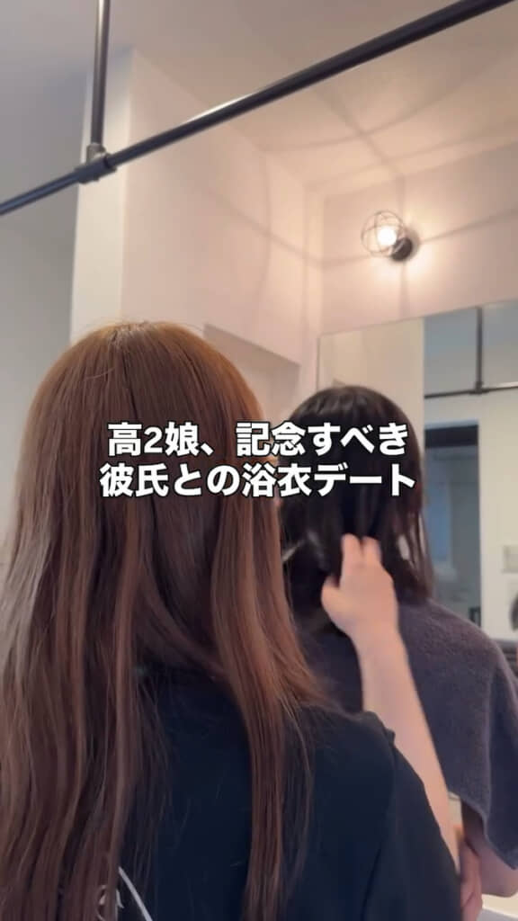 「任せて」と妹のヘアセットをする姉