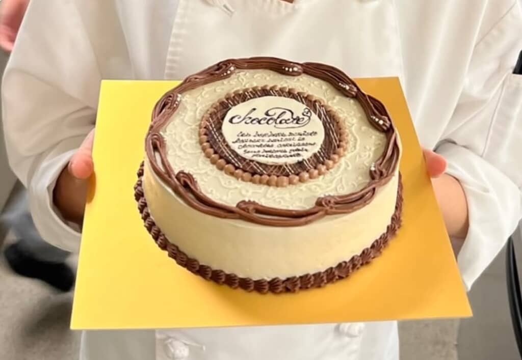 おしゃれなケーキとプレート
