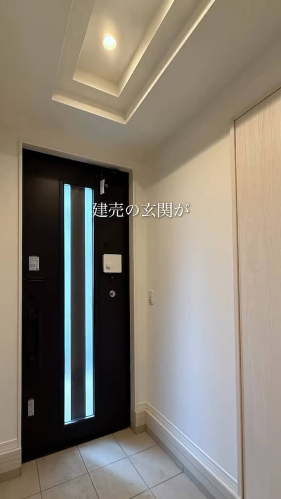 建売住宅の殺風景な玄関