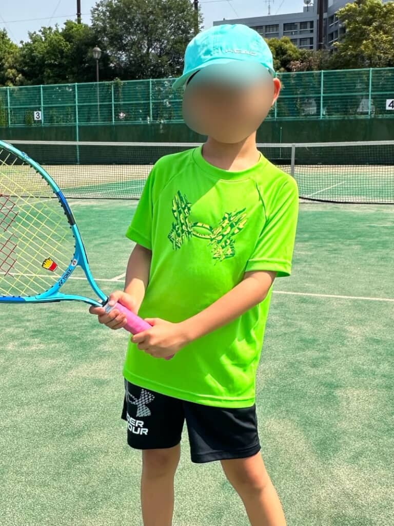 鮮やかなグリーンのTシャツにアンダーアーマーのロゴ