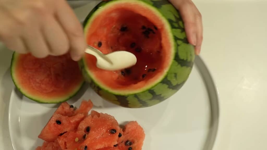 スイカの皮から中身をかき出して……