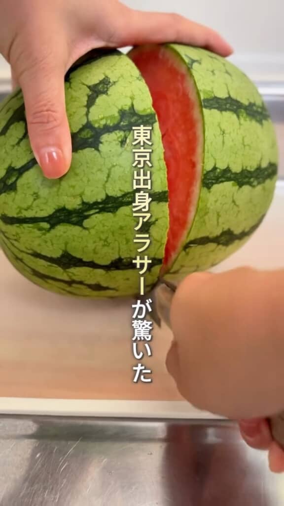 まずはスイカを横半分
