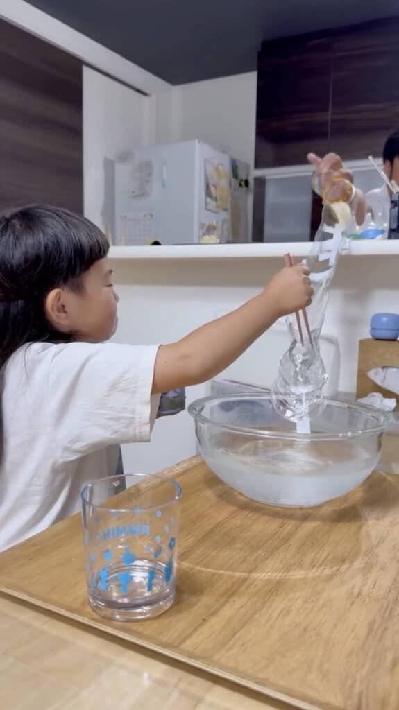 ペットボトルを切って流しそうめんのレーンにしました