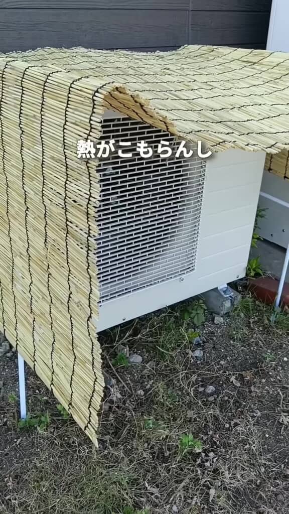 パイプで組んだフレームにすだれをかけた状態
