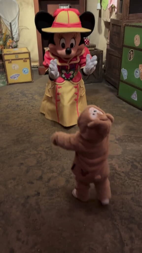 よちよちと歩いて向かうつむちゃん