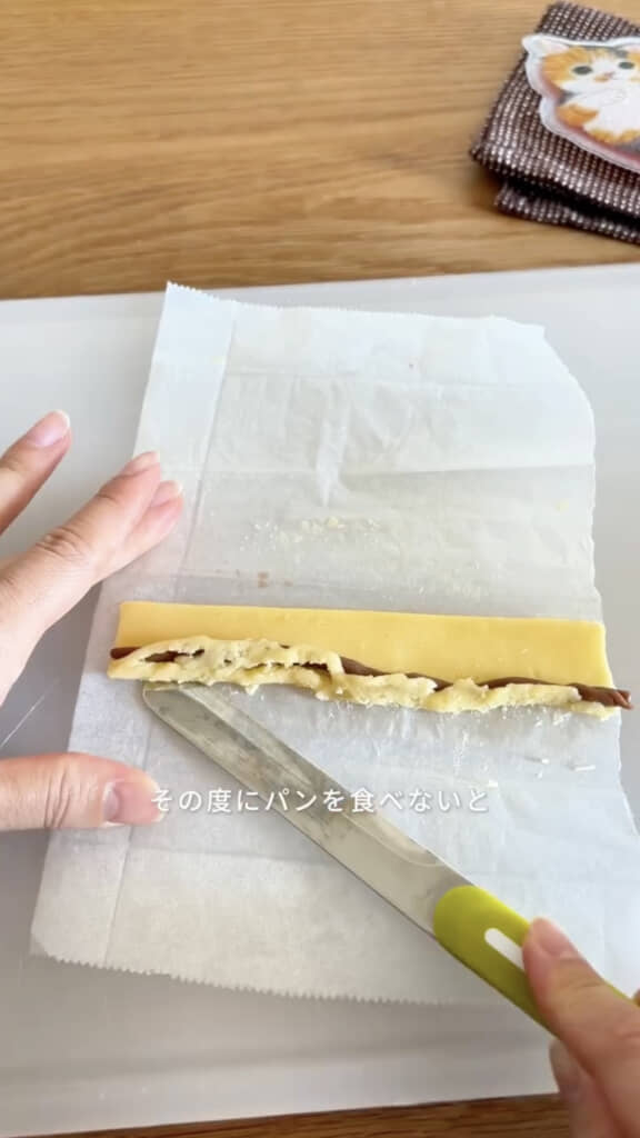 2種類のクッキー生地を成型