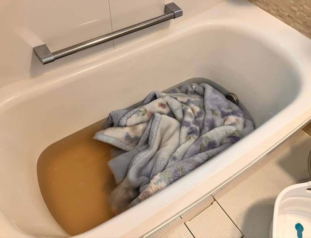 一晩オキシ漬けしたお湯が茶色に