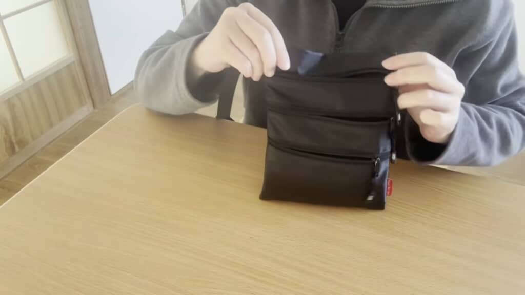 表面には大きさ（深さ）のちがうポケットが３つ。裏面にも大きめのポケットが１つついています