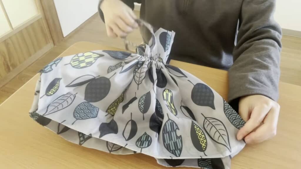 底にマチがあり、口は巾着のように絞って縛れます
