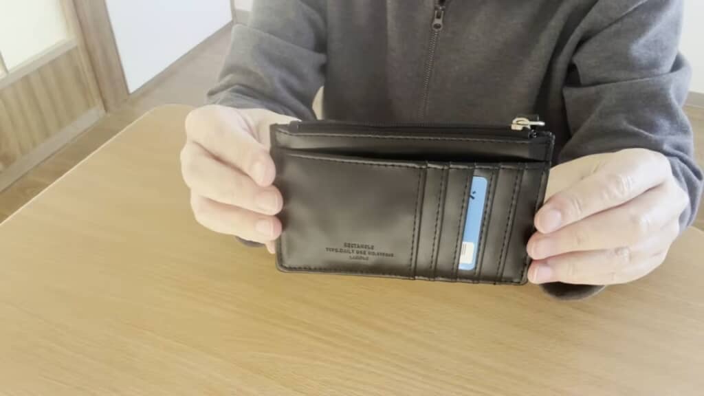 小さくて薄いけれど、必要なものは入れられる財布