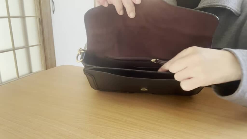 のハンドバッグですがポケットが多く機能面でも優れていそうです