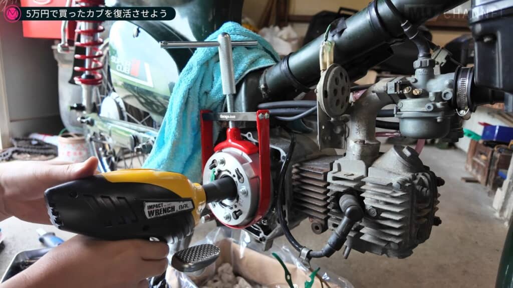 工具を使って分解する夫