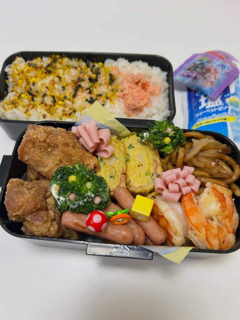茶色いおかずが多めの日でも彩りを忘れない詰め方が参考になります
