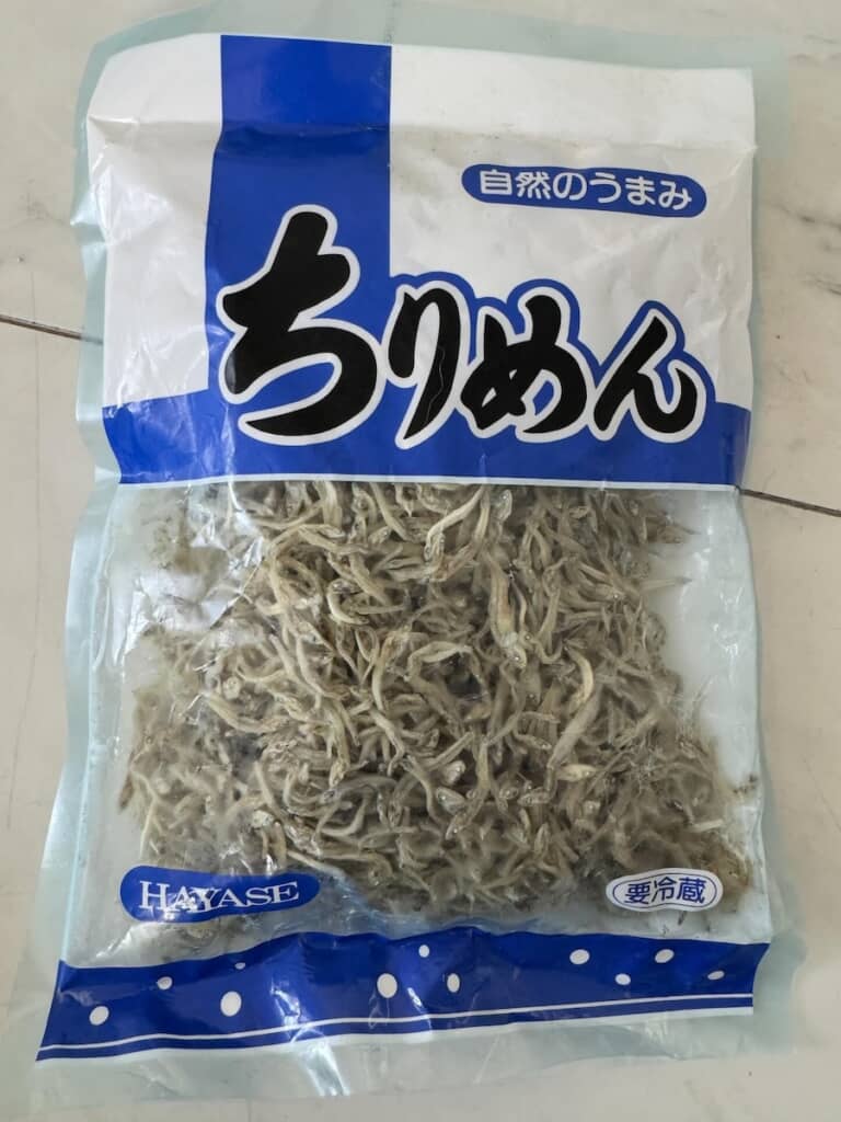 一見すると普通のちりめんじゃこかと思いきや……