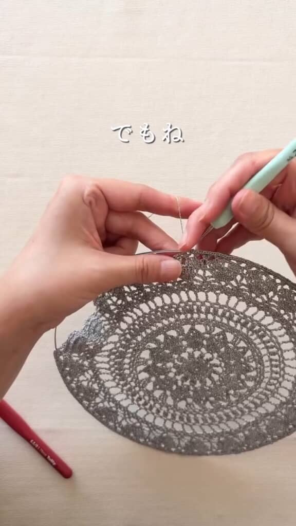 フレームにレースを固定