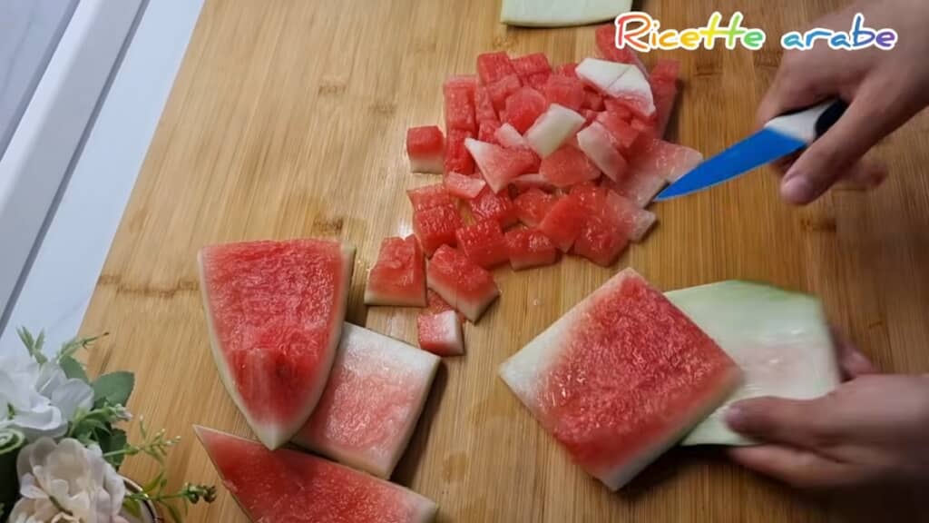 皮に残った赤い部分を削いで角切りに