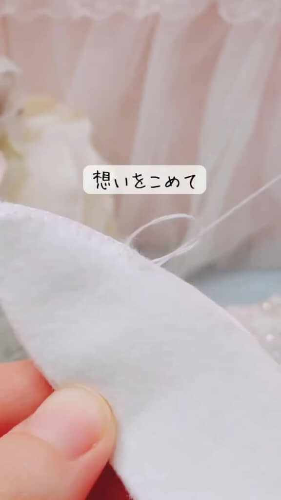 スズランの花びらを縫っていく