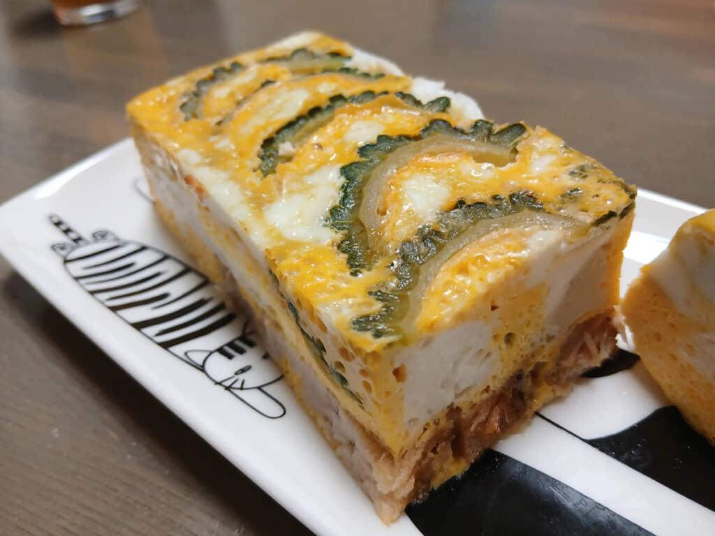 ゴーヤを底と側面に並べる工夫が効いて、美しい仕上がりに