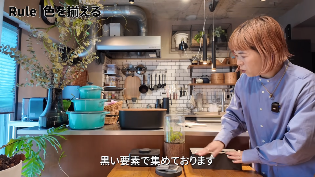 キッチンカウンターとダイニングスペースは黒でコーディネート
