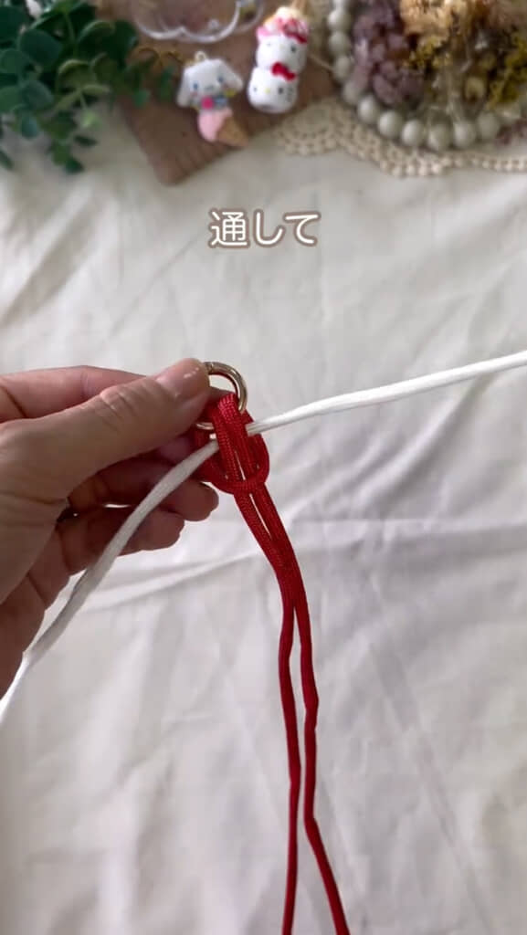 白いコードを通して引き締める