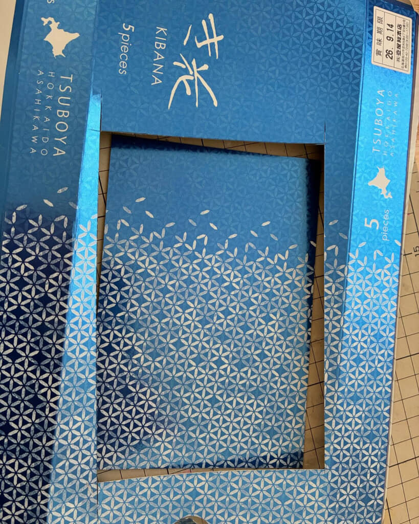 美しいお菓子の箱を切り取ってハガキに!