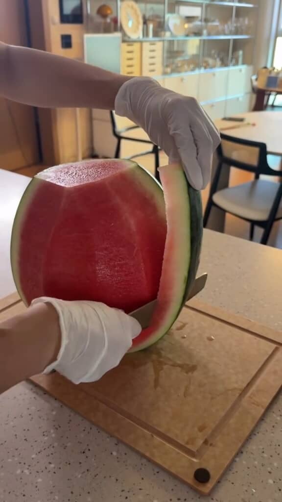 立ててから側面の皮をそぎ落とす