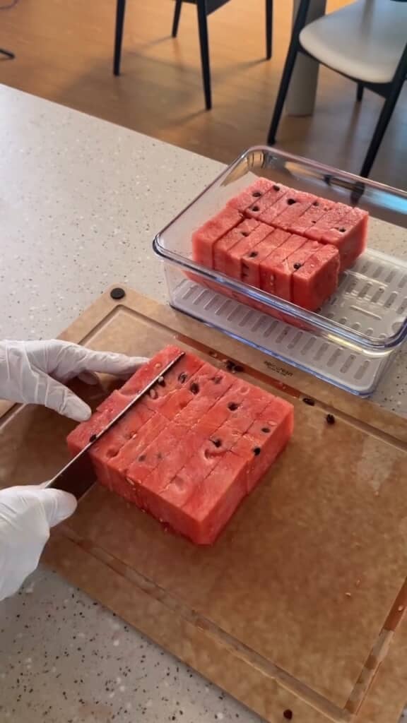 等間隔で切りそろえれば、保存しやすく食べやすいスイカのブロックに