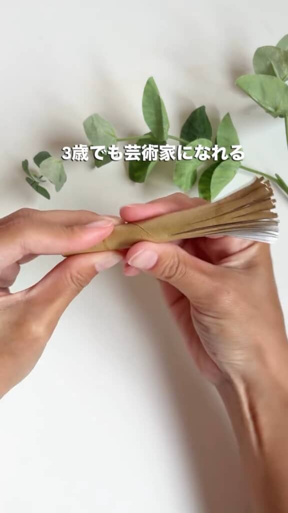 トイレットペーパーの芯をクルクル丸める様子