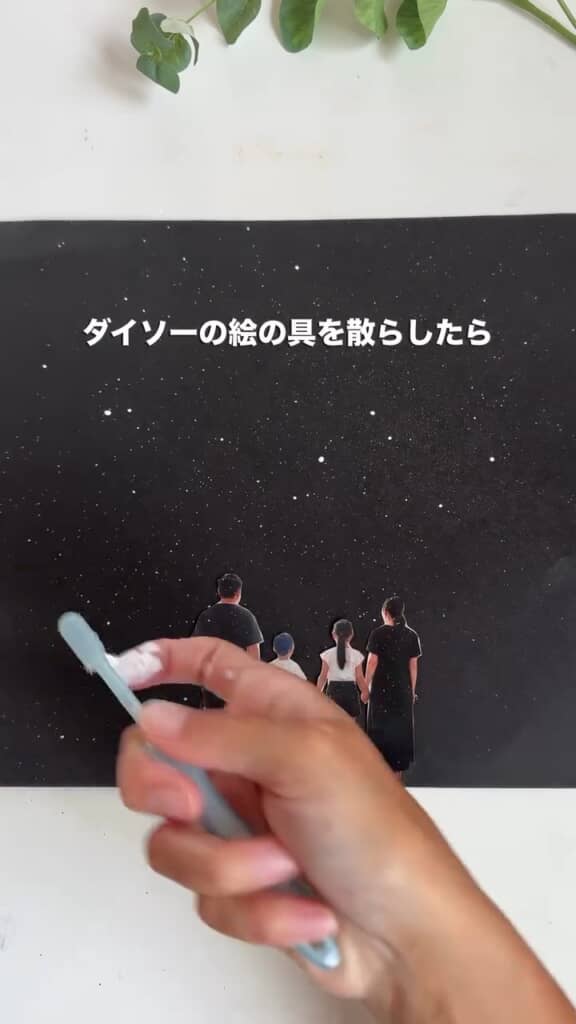 歯ブラシで絵の具を散らすボブさん