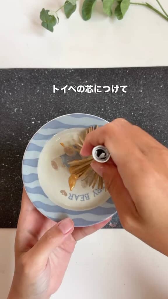 トイレットペーパーの芯に絵の具をつけて……