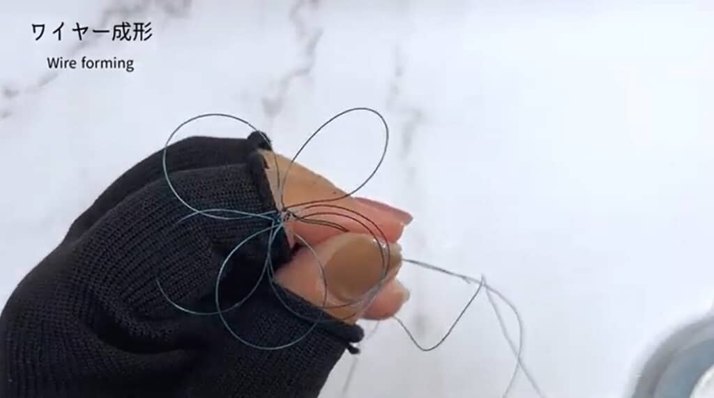 ワイヤーで6つの輪を作ります