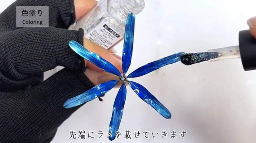 色を重ねて先端にラメを載せます