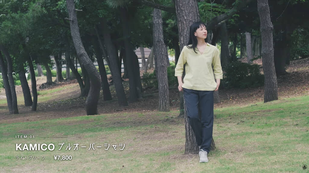 ライトグリーンのシャツと黒のパンツの組み合わせ