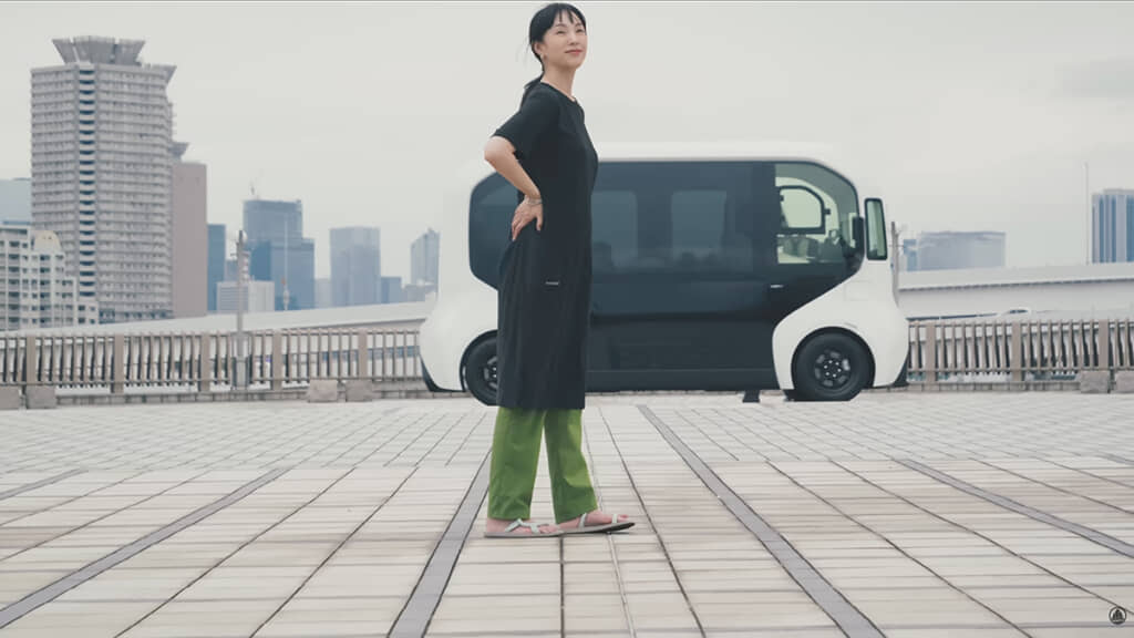 ワンピースの下にパンツを重ねて縦長シルエットに